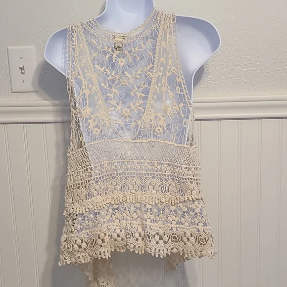Lacy Vest - Picture 2 of 3
